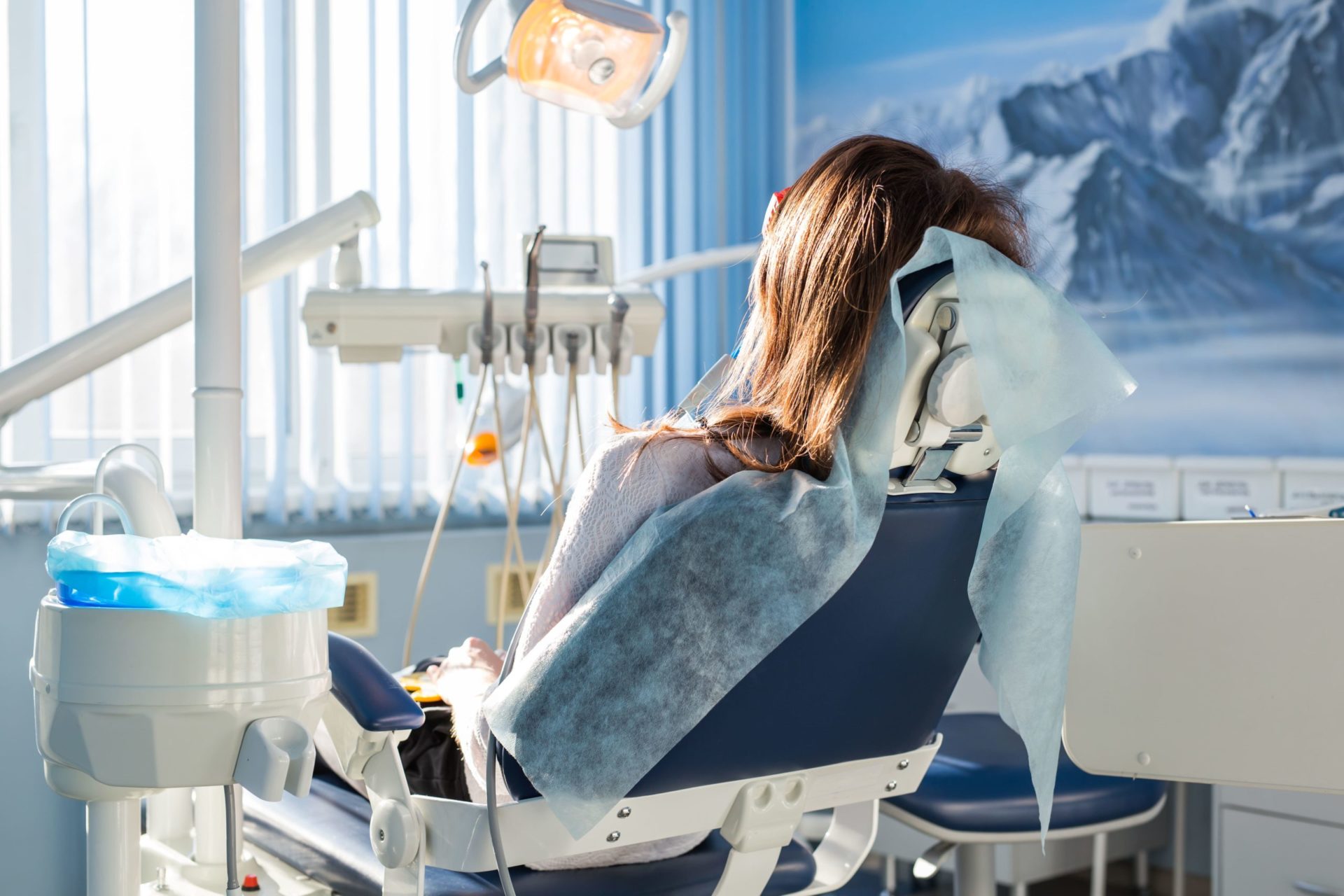 paciente sentado en la silla dental esperando-a su dentista